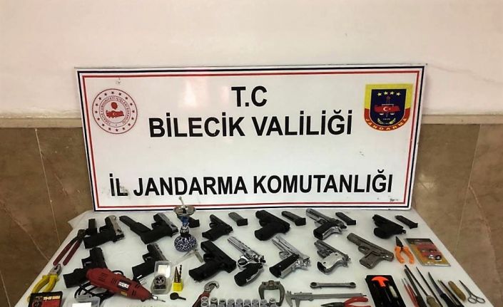 Üzerinden 3 tabanca çıkan şahsın evinden ise cephaneliğe yetecek silah çıktı