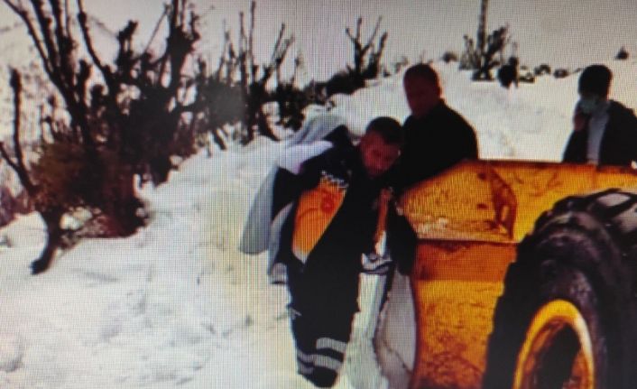 Üzerine sıcak su dökülen çocuk, karla kaplı yolda sırtta taşınarak ambulansa ulaştırıldı