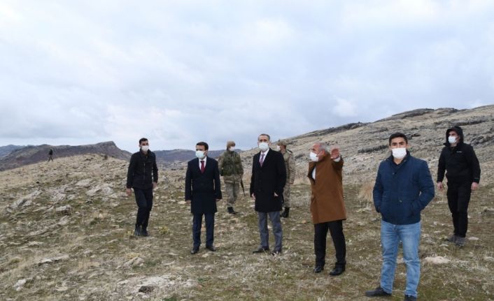 Vali Çuhadar afet konutlarının yapılacağı alanı inceledi