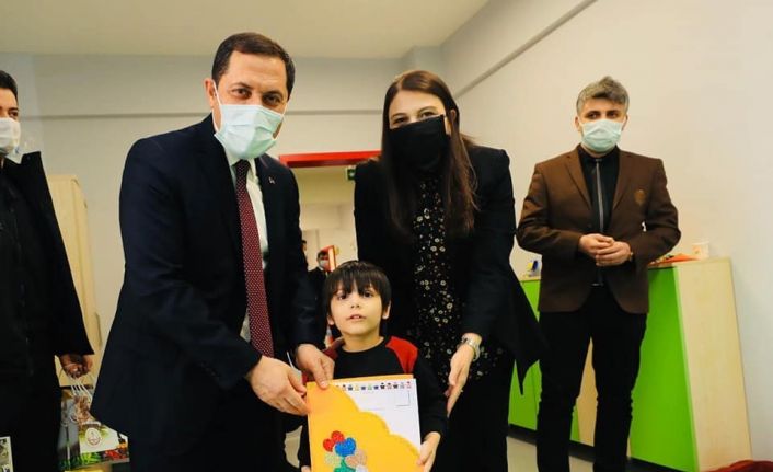 Vali Masatlı ve eşi minik öğrencilerin karne sevincine ortak oldu