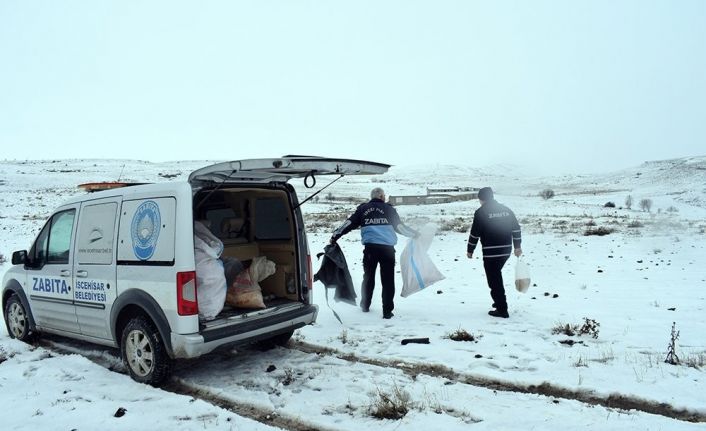 Yaban hayvanları ile sokak hayvanlarına yiyecek bırakıldı