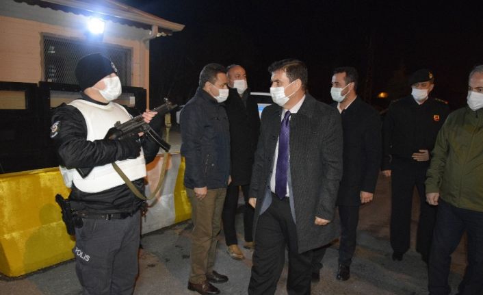Yeni yıla polislerle giren Vali Arslantaş; “Maskesiz bir yıl olmasını diliyorum”