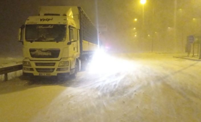 Yoğun kar yağışı ve tipi nedeniyle Sivas-Malatya karayolu ulaşıma kapatıldı