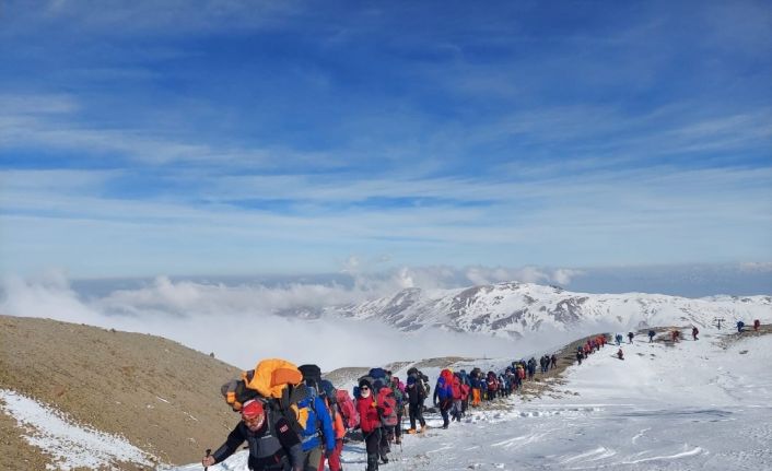 139 dağcının katıldığı Erciyes Kış Zirve Tırmanışı tamamlandı