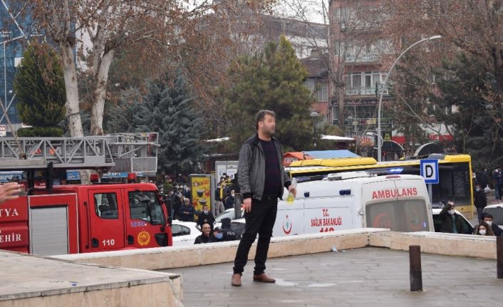 15 Temmuz Meydanı’nda kendini yakmaya çalıştı, polis ikna etti
