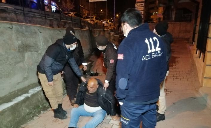 280 promil alkollü adam buzda kayıp beton zemine düşerek ağır yaralandı