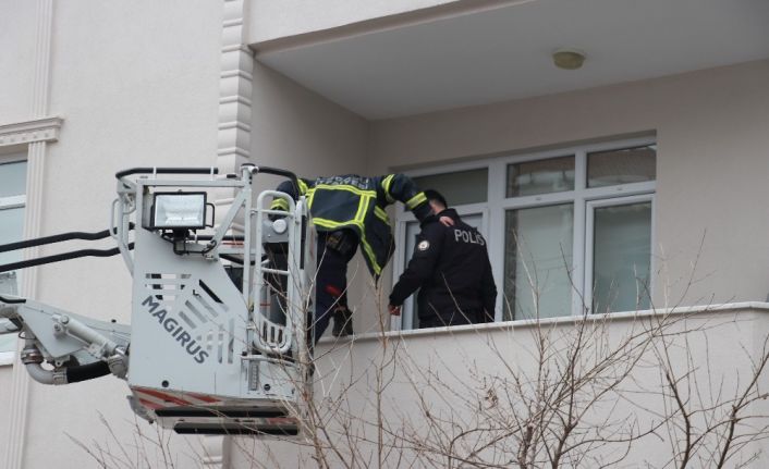 2 gündür kayıp olan otel çalışanını bulmak için 2 kapı kırdılar