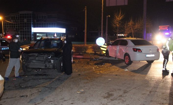 2 otomobil kafa kafaya çarpıştı: 4 yaralı