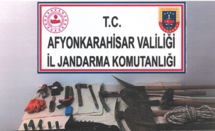 3 bin yıllık vadideki kalede define arayan 5 kişi suçüstü yakalandı