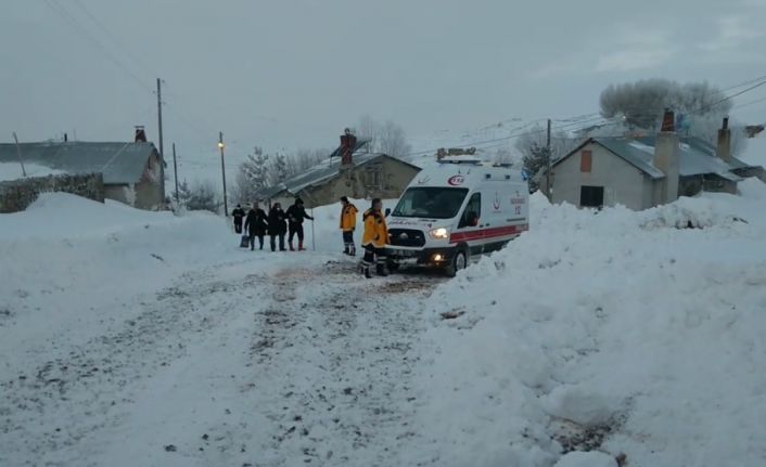5 saatlik çalışmayla kardan kapanan yol açılarak hasta kadın paletli ambulansla kurtarıldı