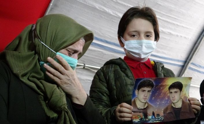 7 yaşındaki torununu da aldı, oğlu için HDP önündeki eyleme katıldı