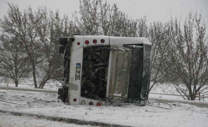 Afyonkarahisar’da belediye otobüsü devrildi