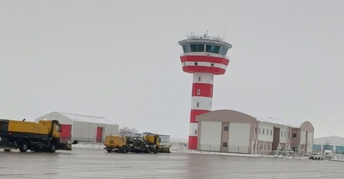 Ağrı Ahmed’i Hani Havalimanı’nda soğuk hava ve buzla mücadele sürüyor