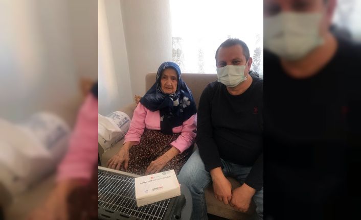 Aile hekimi gönüllü olarak evlere gidip aşılama yapıyor