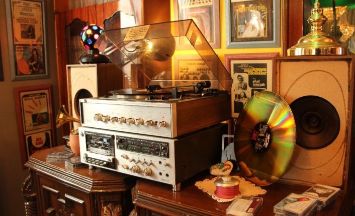 Akademik kariyerini bırakarak açtığı plak evinde misafirlerine tarihte yolculuk yaşatıyor