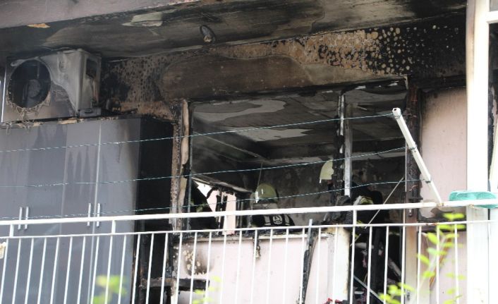 Alevlerin sardığı daire küle döndü