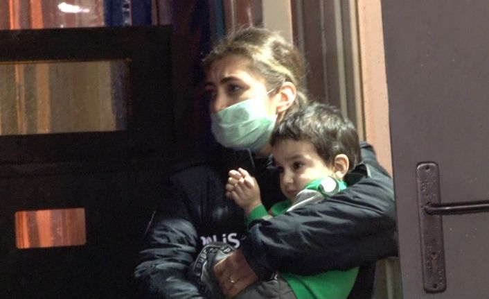 Alkollü sürücü çocuklarının içinde bulunduğu otomobil ile polis kontrol noktasına daldı