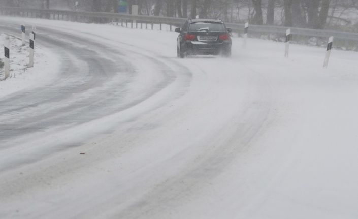 Almanya’da buzlanma nedeniyle yüzlerce araç yolda kaldı
