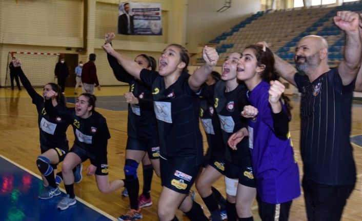 Altın kızlarda galibiyet sevinci