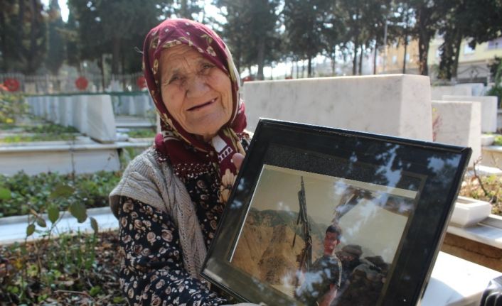 Alzaymır hastası şehit annesi her şeyi unuttu ama şehit oğlunu unutmadı