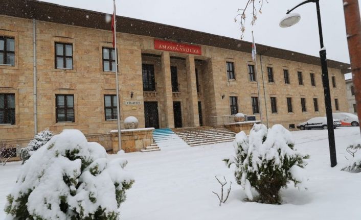 Amasya’da eğitime bir günlük kar engeli