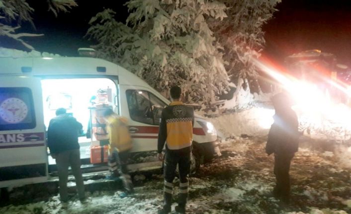 Ambulanslara geçit vermeyen yollar açıldı, hastalar sağlık merkezlerine ulaştırıldı