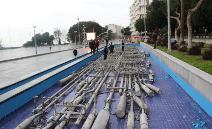 Antalya’da dev süs havuzunun fıskiyelerini çaldılar