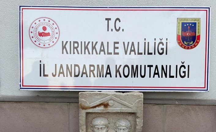 Antik Roma dönemine ait tarihi ele geçirildi: İnsan figürlü taşın üzerindeki harfler dikkat çekti