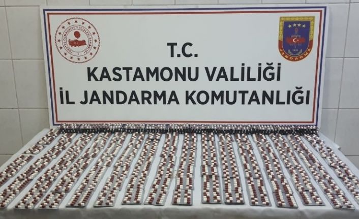Aracın kapısından 2 bin 240 adet uyuşturucu hap çıktı