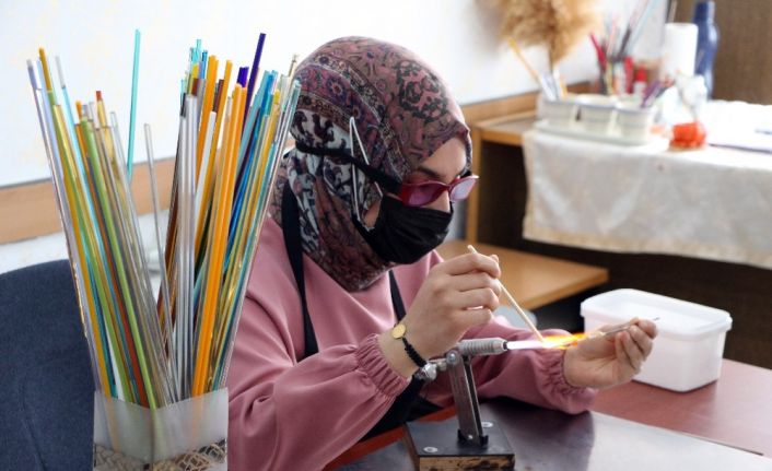 Atık şişeler ve ham camlar kadınların ellerinde sanat eserine dönüşüyor