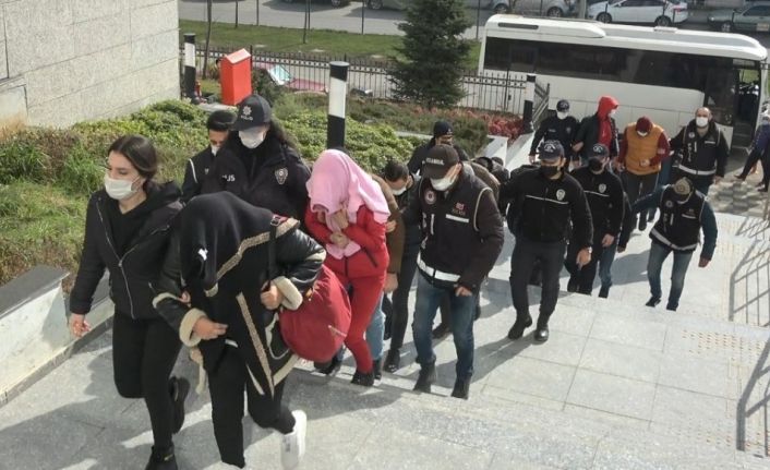 ATM’lere sahte para yükleyen ve 1 milyonluk vurgun yapan 9 kişi tutuklandı