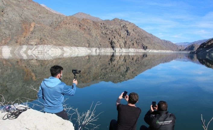 Ayvalı Barajı’nda suyun kirecinden oluşan ilginç figürler ilgi odağı oldu