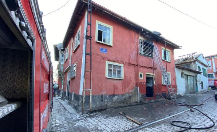 Bacada çıkan yangın eve sıçradı, 2 oda yanarak kullanılamaz hale geldi
