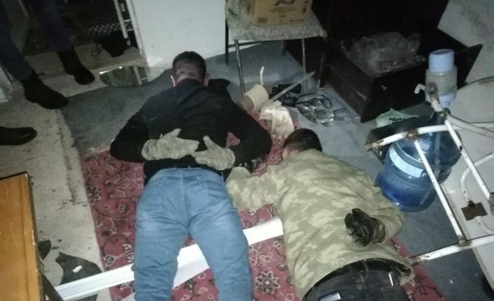 Bağ evinde el fenerini gören jandarma gerçeği ortaya çıkarttı: 6 ayrı suçtan aranıyorlardı