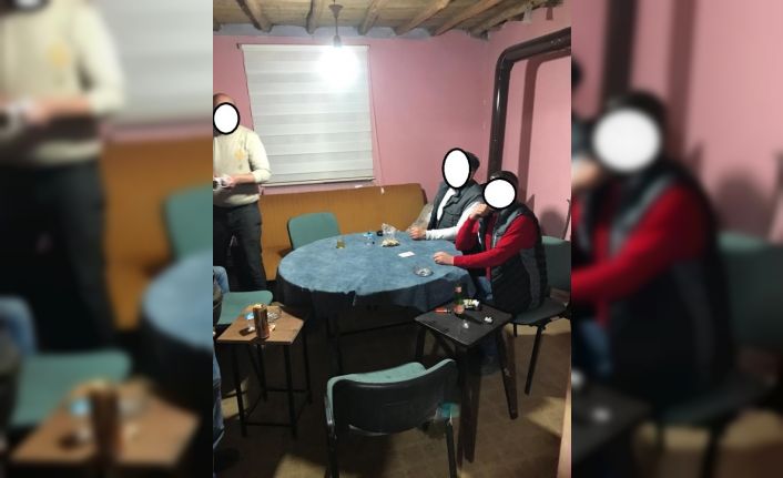 Bağ evinde kumar oynayan 17 kişiye yaklaşık 23 bin TL para cezası kesildi