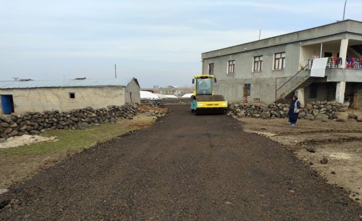 Bağlar Belediyesinden kırsal mahallenin taziye evine beton boru ve yeni yol hizmeti