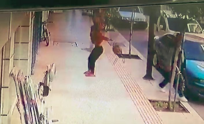 Balkondan atlayıp vatandaşın son anda altında kalmaktan kurtulduğu kadını abisi eve kilitlemiş