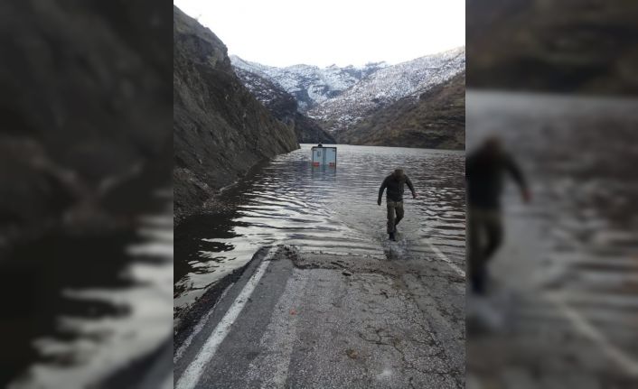Baraj sularının ortasında kalan sürücüyü güvenlik korucuları kurtardı