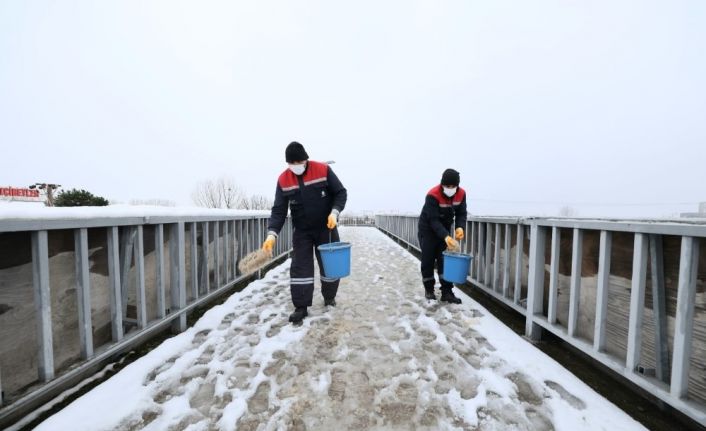 Başiskele’de buzlanan ve kapanan yollar açılıyor