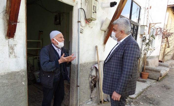 Başkan Çalışkan, yaşlı ve kimsesizleri evlerinden tek tek ziyaret ederek ihtiyaçlarını gideriyor