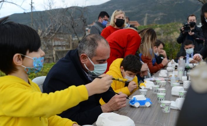 Başkan Sertaslan özel çocuklarla saksı boyadı