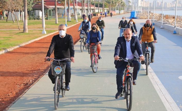 Başkan Tarhan, Kışın İşe Bisikletle Gitme Gününde de belediyeye bisikletle gitti