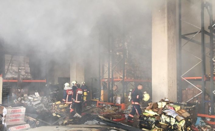 Başkentte çıkan yangında gıda deposu küle döndü