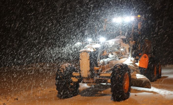 Bayburt ve Erzincan’ın yüksek kesimlerinde kar yağışı nedeniyle ulaşım güçlükle sağlanıyor