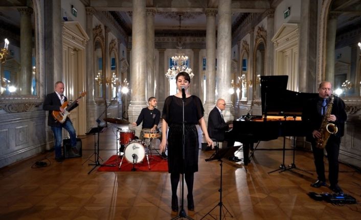 Beyoğlu Online Standards İpek Göztepe Konseri sanatseverlerle buluştu