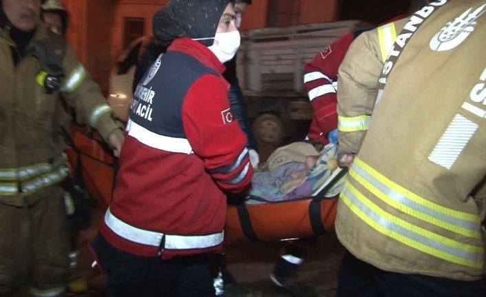 Beyoğlu’nda yangın çıkan evde mahsur kalan yaşlı kadın son anda kurtarıldı
