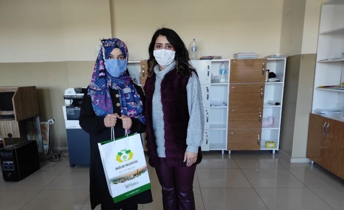 Bilgisayarı olmadığı için uzaktan eğitimden yararlanamıyordu, yardımına Başkan Beyoğlu yetişti