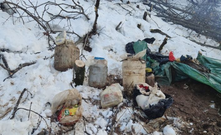 Bitlis’te terör örgütüne ait gıda ve yaşam malzemesi ele geçirildi