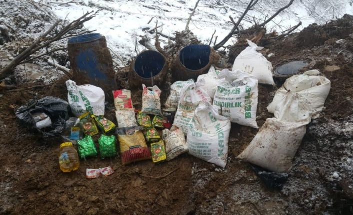 Bitlis’te teröristlere ait sığınak içerisinde yaşam malzemesi ele geçirildi