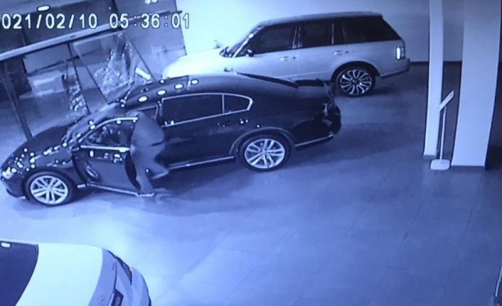 Bursa’da oto galerinin camını böyle kırıp 500 bin liralık lüks aracı böyle çaldılar